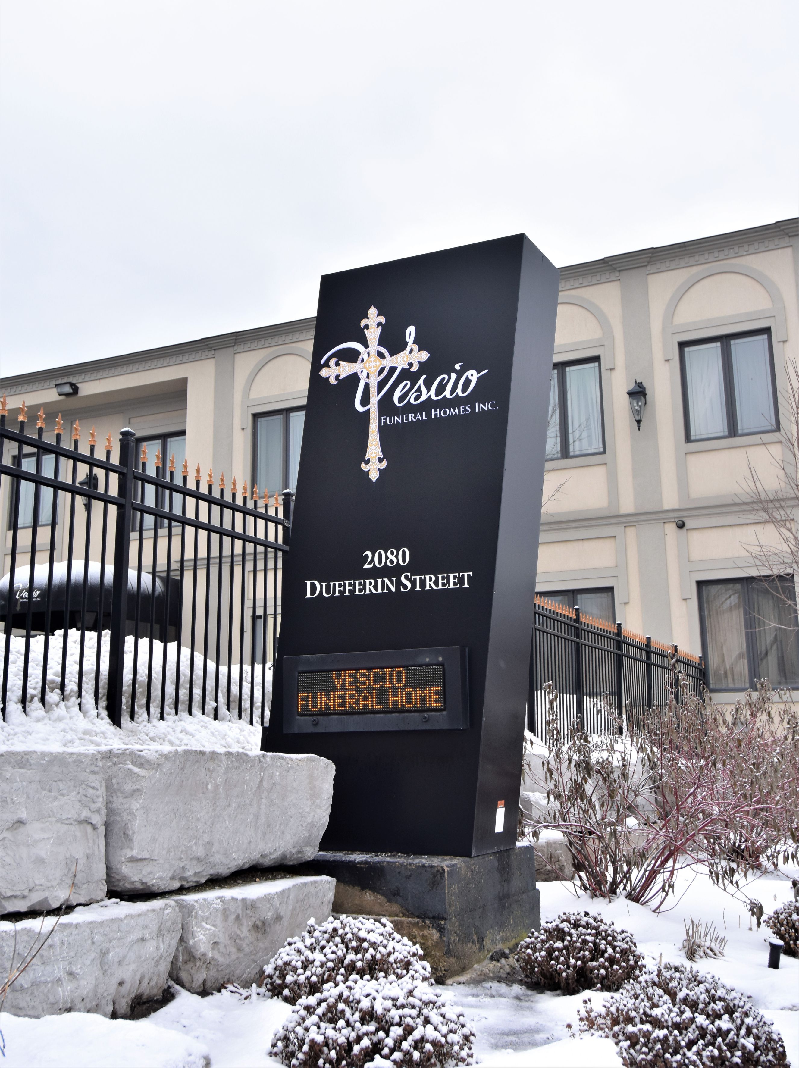 aluminum, sign, signage, pylon sign, ground sign, monument sign, led, illumination, paint finished, Vescia